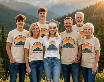 T-Shirt „Stolze Mama eines Absolventen 2026“, personalisiertes Abschlussgeschenk für Mama und Papa, stolze Eltern des Abschlussjahrgangs 2026, Partner-Shirts für die ganze Familie in Sun Mountain
