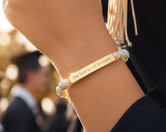 Individuell gestaltetes Abschlussarmband für den Jahrgang 2026, personalisiertes Natursteinarmband, gravierter Stabschmuck, inspirierendes Geschenk zur Abschlussfeier für sie