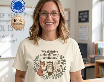 Neurodiversitäts-Lehrer-Shirt „Wir alle gedeihen unter verschiedenen Bedingungen“ – Personalisiertes Geschenk für Inklusionslehrer – Sonderpädagogik-Blumen-Shirt