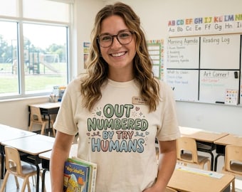 Lustiges Lehrer-Shirt „In der Unterzahl von kleinen Menschen“ – Personalisiertes Lehrergeschenk – Comfort Colors 1717 – Retro-Shirt zur Wertschätzung von Grundschullehrern