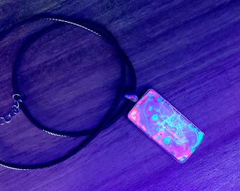 Schwarzlicht-Reaktiv Gießen Gemälde Anhänger Halskette, Neon, fluoreszierend, ein Unikat