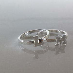Anillo inicial de plata de ley - UN anillo de apilamiento de letras personalizado