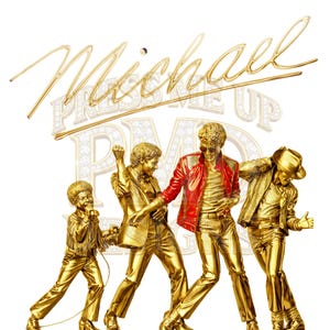 Puede incluir: Una escultura dorada de cuatro figuras en poses dinámicas, con el nombre "Michael" en escritura dorada arriba. Una figura lleva una chaqueta roja. El texto "PRESUME ME UP" también es visible.