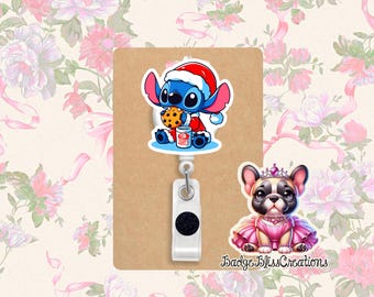 Puede incluir: Un carrete retráctil para placa con un personaje de dibujos animados Stitch con un gorro de Papá Noel, sosteniendo una galleta y una bebida. También aparece un bulldog francés de dibujos animados con un vestido rosa y una corona. El fondo es floral.