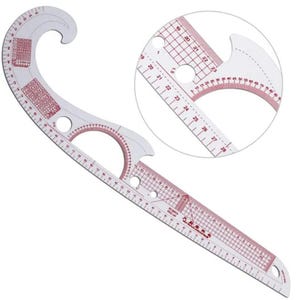 Peut inclure: Une règle incurvée transparente avec des marquages rouges et un encart circulaire. La règle comporte des mesures en centimètres et en pouces, avec des courbes et des angles pour le dessin et la conception. C'est un outil pour la couture et le modélisme.