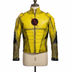 Könnte beinhalten: Gelbe Lederjacke mit schwarzen Akzenten und einem schwarz-roten Emblem auf der Brust. Die Jacke hat einen hohen Kragen, einen Frontreißverschluss und gepolsterte Schultern. Die Jacke wird auf einer Schaufensterpuppe präsentiert.