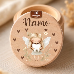 Könnte beinhalten: Eine runde Holzschatulle mit einem Deckel, der eine gedruckte Illustration einer blonden Fee mit einem weißen Zahn zeigt. Der Text "16 Designs" steht in einem kleinen braunen Rechteck über dem Wort "Name" in Schreibschrift, umgeben von kleinen braunen Herzen.