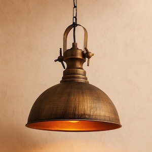 Verouderde koperen lamp: rustieke hanglamp met gouden interieur en bolvormige lamp met antieke afwerking