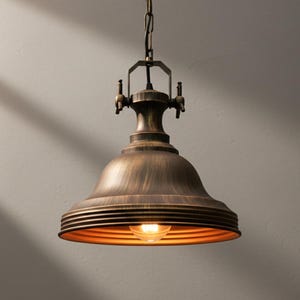 Vintage patina hanglamp: rustieke industriële plafondlamp met gouden interieur