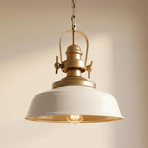 Può includere: Lampada a sospensione in stile vintage con paralume in smalto bianco e struttura in metallo dorato. L'apparecchio è appeso a una catena e presenta una lampadina decorativa. Il design evoca un'estetica industriale classica.