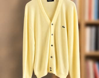 Cardigan vintage da uomo Izod Lacoste taglia XL, colore giallo, in acrilico Orlon, con scollo a V e logo.