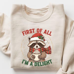 Świąteczna bluza z szopem, Przede wszystkim jestem rozkoszą, świąteczny okrągły dekolt, przytulny zimowy sweter ze zwierzęciem, świąteczny sweter z szopem w kolorze kawy