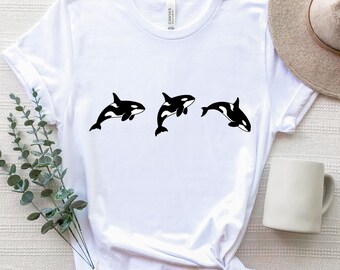 T-shirt silhouette trio d'orques, T-shirt minimaliste orque, T-shirt graphique pour amoureux de l'océan, Haut esthétique sur le thème de la vie marine, Cadeau pour les passionnés d'observation des baleines