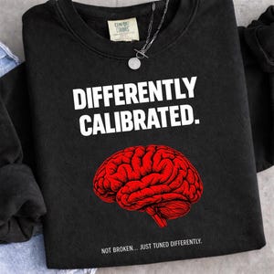 Puede incluir: Un letrero de madera rústica con la frase "Welcome to our home" en letras blancas. El letrero presenta un acabado envejecido y un diseño sencillo y acogedor, perfecto para un porche o entrada.