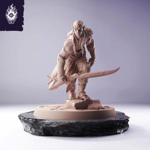 Puede incluir: Figura beige de un guerrero de fantasía, sosteniendo una espada curva. La figura se encuentra sobre una base de piedra encima de una plataforma negra texturizada. El guerrero tiene orejas puntiagudas y lleva armadura. Un logotipo está en la esquina superior izquierda.