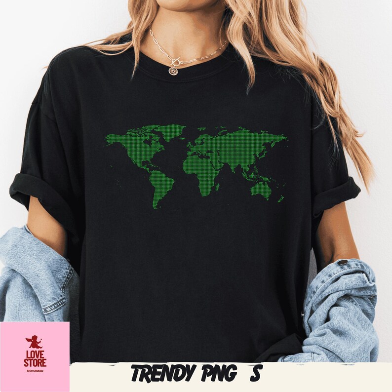 Op de afbeelding: Zwart T-shirt met een groen, gepixeld wereldkaartontwerp. Het shirt heeft korte mouwen en een losse pasvorm. De tekst "TRENDY PNG S" staat onderaan het shirt.