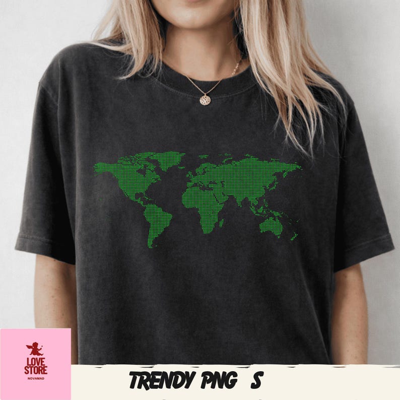 Op de afbeelding: Donkergrijs T-shirt met een groen gestippeld wereldkaartontwerp. Het shirt heeft korte mouwen en een ronde hals. De tekst "TRENDY PNG S" staat onderaan de afbeelding.