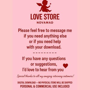 Op de afbeelding: Een roze achtergrond met de tekst "LOVE STORE NOVAMAD" in bordeauxrood. De tekst moedigt klanten aan om een bericht te sturen voor hulp bij downloads en verwelkomt vragen. Het bedankt ook terugkerende klanten en merkt digitaal downloadgebruik op.