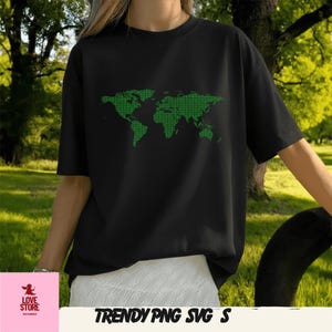 Puede incluir: Camiseta negra con un diseño de mapa del mundo pixelado en verde. La camiseta tiene mangas cortas y cuello redondo. El texto "TRENDY PNG SVG S" está impreso en la parte inferior de la imagen.