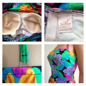 Peut inclure: Un maillot de bain une pi&egrave;ce vintage avec un motif floral vibrant dans les tons de bleu, vert, violet et orange. Le maillot de bain est dot&eacute; d'un col licou et d'un soutien-gorge int&eacute;gr&eacute;. L'&eacute;tiquette indique "Jantzen" et "Made in U.S.A."