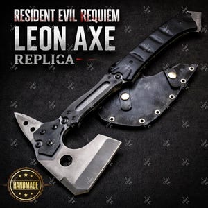 Pode incluir: Uma réplica artesanal do machado Leon de Resident Evil Requiem. O machado apresenta um cabo e uma lâmina pretos com uma borda prateada. Inclui uma bainha de couro preta. O texto "RESIDENT EVIL REQUIEM LEON AXE REPLICA" é visível.