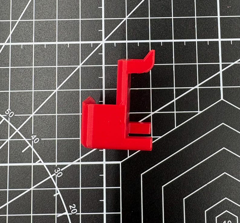 Side profile of the caliper holder on a measurement grid, showing the 12mm top opening and 15mm front-plate height.