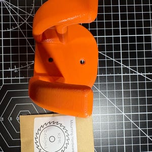 Close-up detail of the 3D printed PETG surface, showing a smooth, high-quality professional finish and layer consistency.