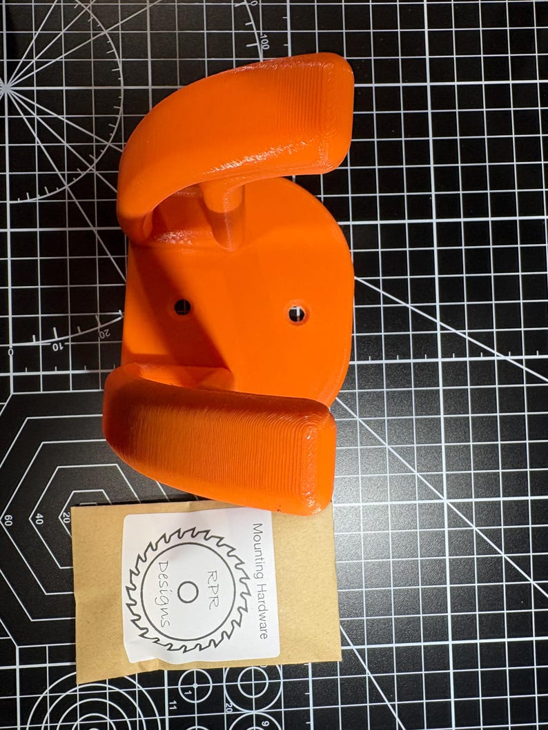 Close-up detail of the 3D printed PETG surface, showing a smooth, high-quality professional finish and layer consistency.