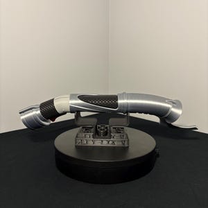 Puede incluir: Un juego de tres tazas de cer&aacute;mica con un acabado mate moteado. Cada taza presenta un color diferente: azul claro, crema y gris. Las tazas tienen un dise&ntilde;o simple y moderno y un asa c&oacute;moda.