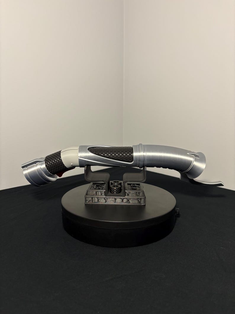 Puede incluir: Un juego de tres tazas de cer&aacute;mica con un acabado mate moteado. Cada taza presenta un color diferente: azul claro, crema y gris. Las tazas tienen un dise&ntilde;o simple y moderno y un asa c&oacute;moda.