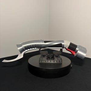 Puede incluir: Una taza de cer&aacute;mica blanca con un asa negra y el texto "But First, Coffee" en negro y negrita. La taza mide probablemente 10 cm de alto y contiene aproximadamente 350 ml de l&iacute;quido.