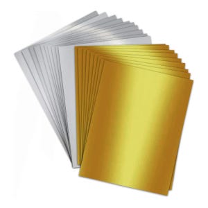 Pode incluir: Um conjunto de folhas de papel metálico em prata e ouro. As folhas prateadas estão à esquerda e as douradas à direita. O papel tem uma superfície lisa e refletora, ideal para trabalhos manuais.