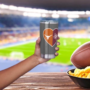 Vaso deportivo Custom House con corazón dividido, acero inoxidable de 20 oz, ideal para cualquier equipo, escuela o liga profesional. Personalización gratuita. Regalo.