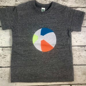 Chemise ballon de plage, piscine, décoration de ballon de plage, fête de plage, chemise d&#39;anniversaire, chemise de ballon de plage sur le thème de la plage choisissez vos couleurs pour garçon ou fille