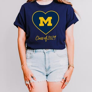 Benutzerdefinierte College Herz Tshirt, Schule Universität T-Shirt für Studenten, Alum grad Klasse des Abschlussgeschenks, College Entscheidung Tag Kurzarm Shirt