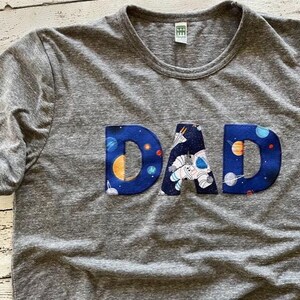 Mama-Shirt, Weltraum-Familien-Shirt, Papa-Shirt, Papa-T-Shirt, Mama-T-Shirt, Damen-T-Shirt, Damenkleidung, Weltraum-Shirt, Weltraum-Party-Shirt, Familien-T-Shirt Bild 3