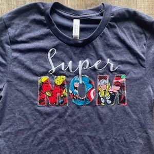 スーパーママシャツ、ママのためのスーパーヒーローシャツ、スーパーヒーロー誕生日パーティー、誕生日スーパーヒーロー、スーパーヒーローファミリーシャツ、スーパーヒーローカスタムシャツ