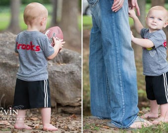 Añade un nombre al diseño de tu lil threadz. Personaliza la camiseta con el nombre de tu hijo/a (1 letra).