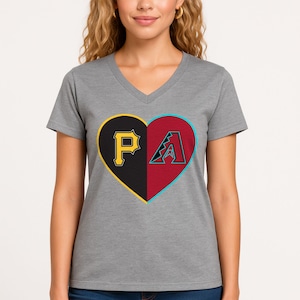 Camiseta personalizada con cuello en V y corazón dividido para mujer. Camiseta con cuello en V y corazón dividido "Amo a ambos equipos". Camiseta de mamá "Casa dividida", hecha a medida, regalo para mujer.