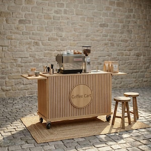 Könnte beinhalten: Ein hölzerner Kaffeewagen mit einer Espressomaschine, einer Mühle und Zubehör aus Edelstahl. Der Wagen hat ein rundes "Coffee Cart"-Schild und ist auf Rädern. Zwei Holzstühle und ein Jute-Teppich befinden sich vor dem Wagen.