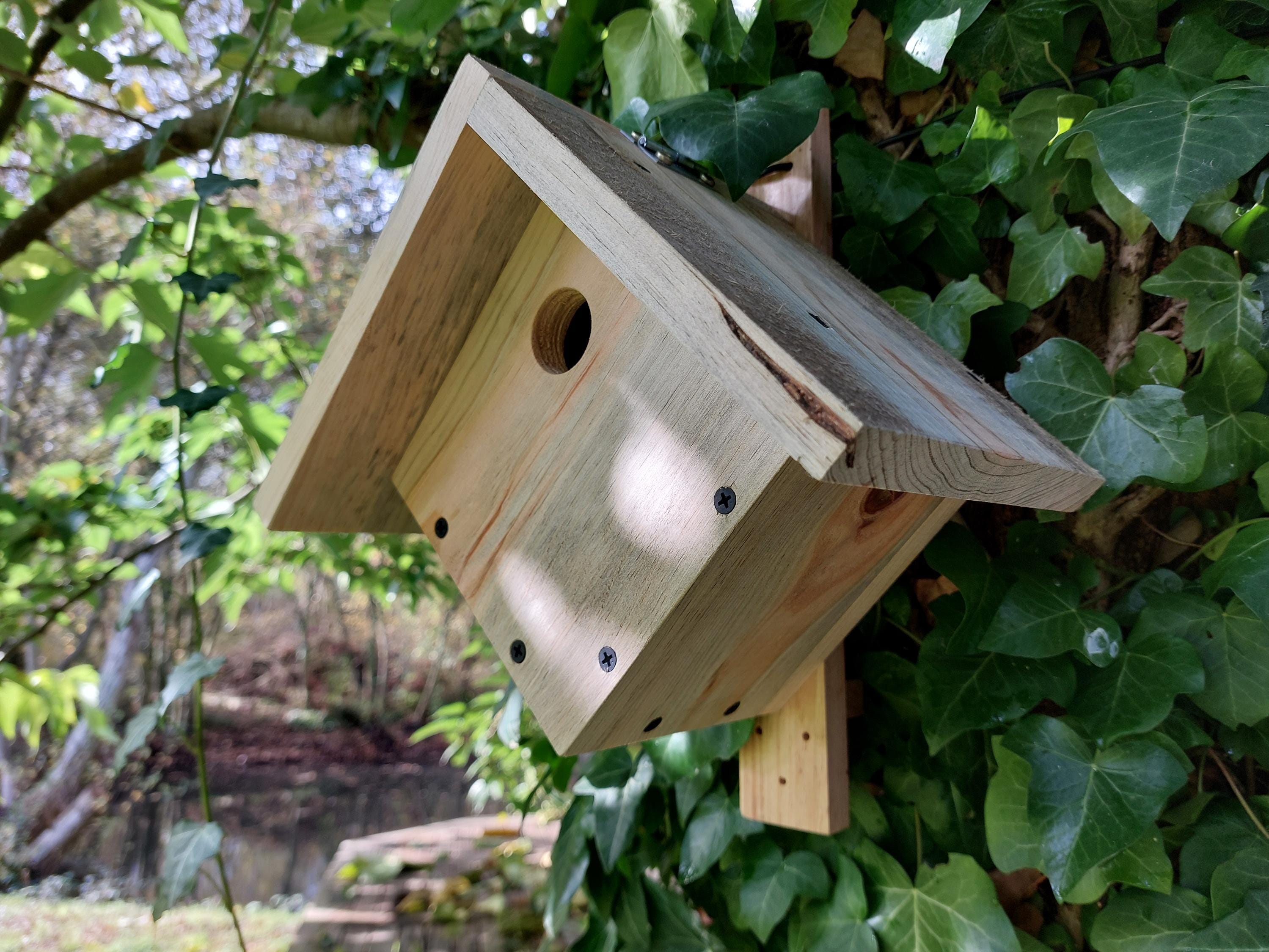 Nichoir En Pin Flammé Avec Toit En Roseau - 26x19x33 Cm - Pour Mésanges Et Oiseaux Du Jardin