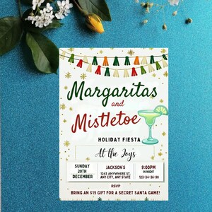 Peut inclure: Une invitation festive pour une fête de fin d'année, avec les mots "Margaritas and Mistletoe". Le design comprend une illustration de margarita, des guirlandes décoratives et les détails de l'événement. Sur fond bleu.