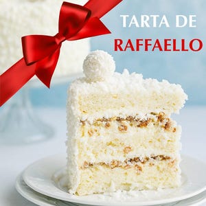 Puede incluir: Una porción de pastel blanco con capas de crema y nueces, cubierta con coco rallado, sobre un plato blanco. Una cinta roja y las palabras "Tarta de Raffaello" están en el fondo.