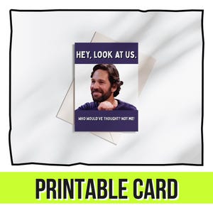 Puede incluir: Una tarjeta de felicitación con una foto de un hombre sonriente, con el texto "HEY, LOOK AT US." y "WHO WOULD'VE THOUGHT? NOT ME!". La tarjeta está sobre un sobre, con las palabras "PRINTABLE CARD" en la parte inferior.