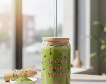 Chicas calientes beben matcha en vaso para sorber