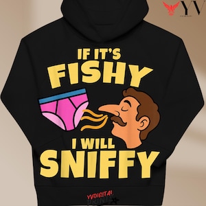 Puede incluir: Una sudadera con capucha negra que presenta un estampado gráfico de un personaje de dibujos animados con cabello castaño y bigote olfateando ropa interior rosa. El texto "IF IT'S FISHY I WILL SNIFFY" aparece en letras amarillas grandes.
