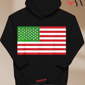 Könnte beinhalten: Ein schwarzer Kapuzenpullover mit einer rechteckigen Grafik auf der Brust. Die Grafik zeigt eine modifizierte Flagge mit einem grünen Feld mit weißen Sternen und horizontalen roten und weißen Streifen. Der Text YVDIGITAL PRINTS steht unten.