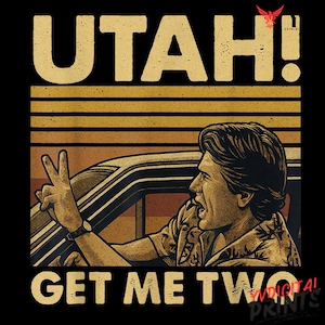 Puede incluir: Diseño gráfico retro con la palabra "UTAH!" en la parte superior, sobre un hombre en un coche haciendo el signo de la paz. El texto "GET ME TWO" está debajo. El diseño utiliza una paleta de colores de puesta de sol.