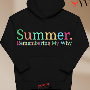 Puede incluir: Sudadera con capucha negra con la palabra "Summer." en letras coloridas en el pecho. Debajo, la frase "Remembering My Why". La sudadera tiene un bolsillo delantero y una capucha.