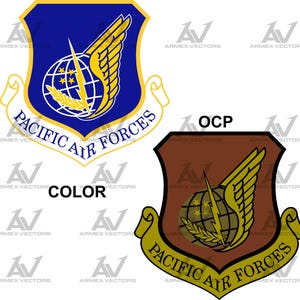Könnte beinhalten: Zwei Versionen des Emblems der Pacific Air Forces. Eine ist blau mit goldenen Akzenten, die andere braun mit goldenen Akzenten. Beide zeigen einen Globus, Flügel und den Text "PACIFIC AIR FORCES". Das Wort "COLOR" steht unter dem blauen Emblem, und "OCP" steht über dem braunen Emblem.
